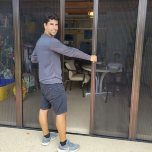 Retractable Trackless Screens